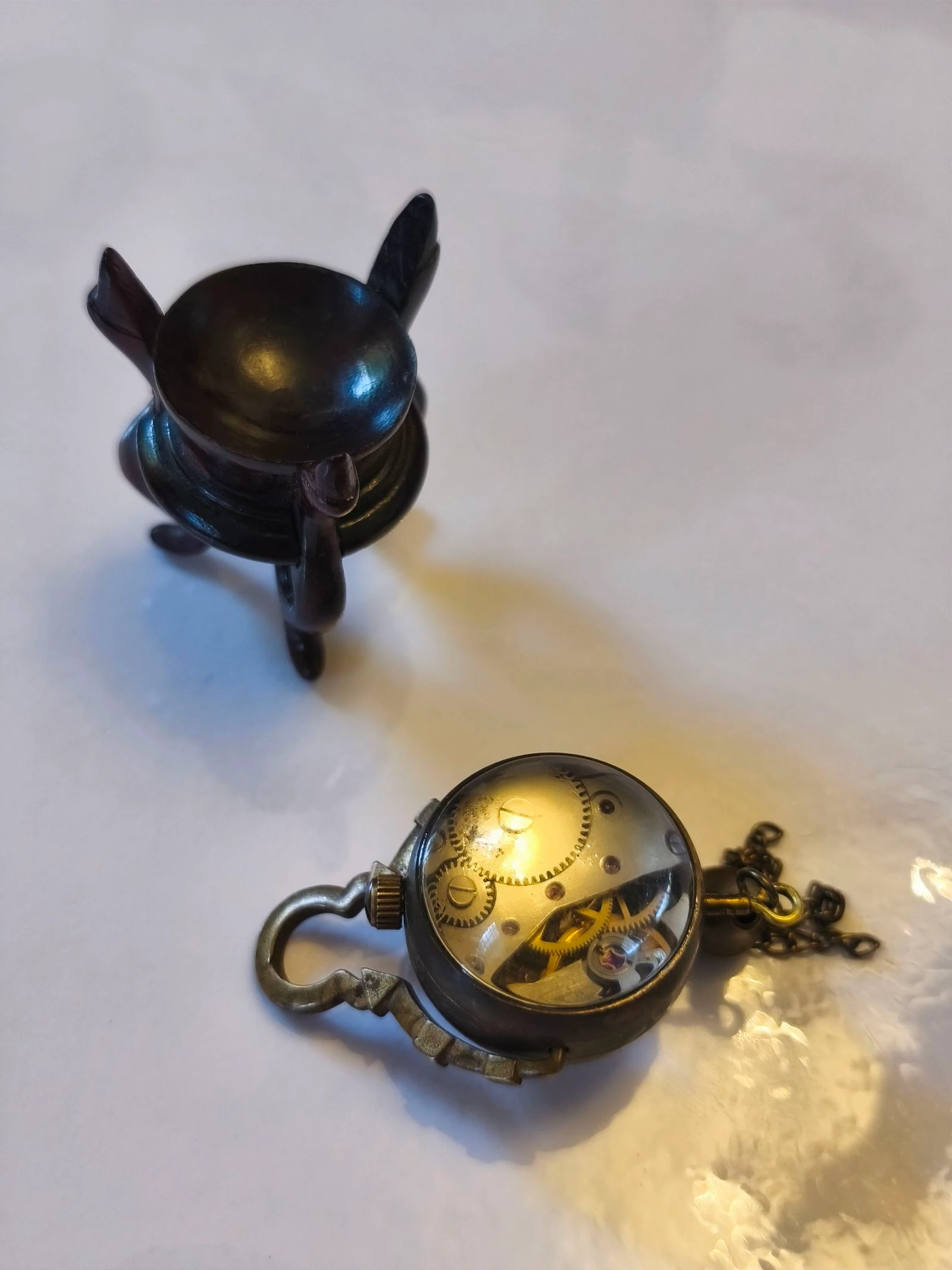Relógio miniatura de corda antigo sobre base de madeira – photo 13